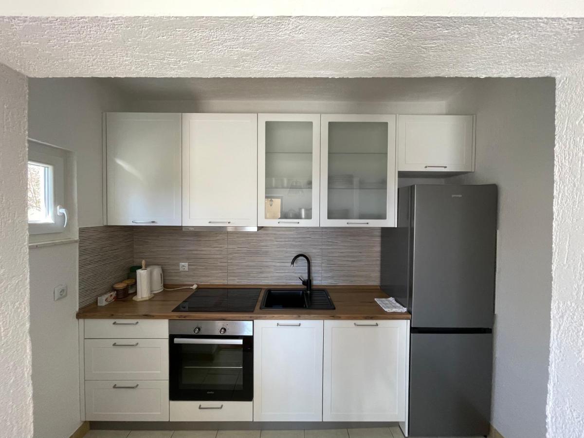 Apartman Ana Vrlika Exterior foto
